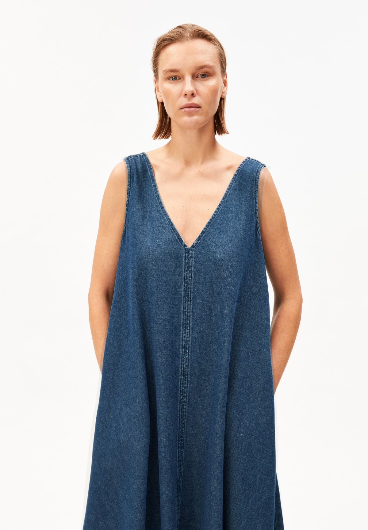 V-Ausschnitt Jeans-Midi-Kleid | Eau