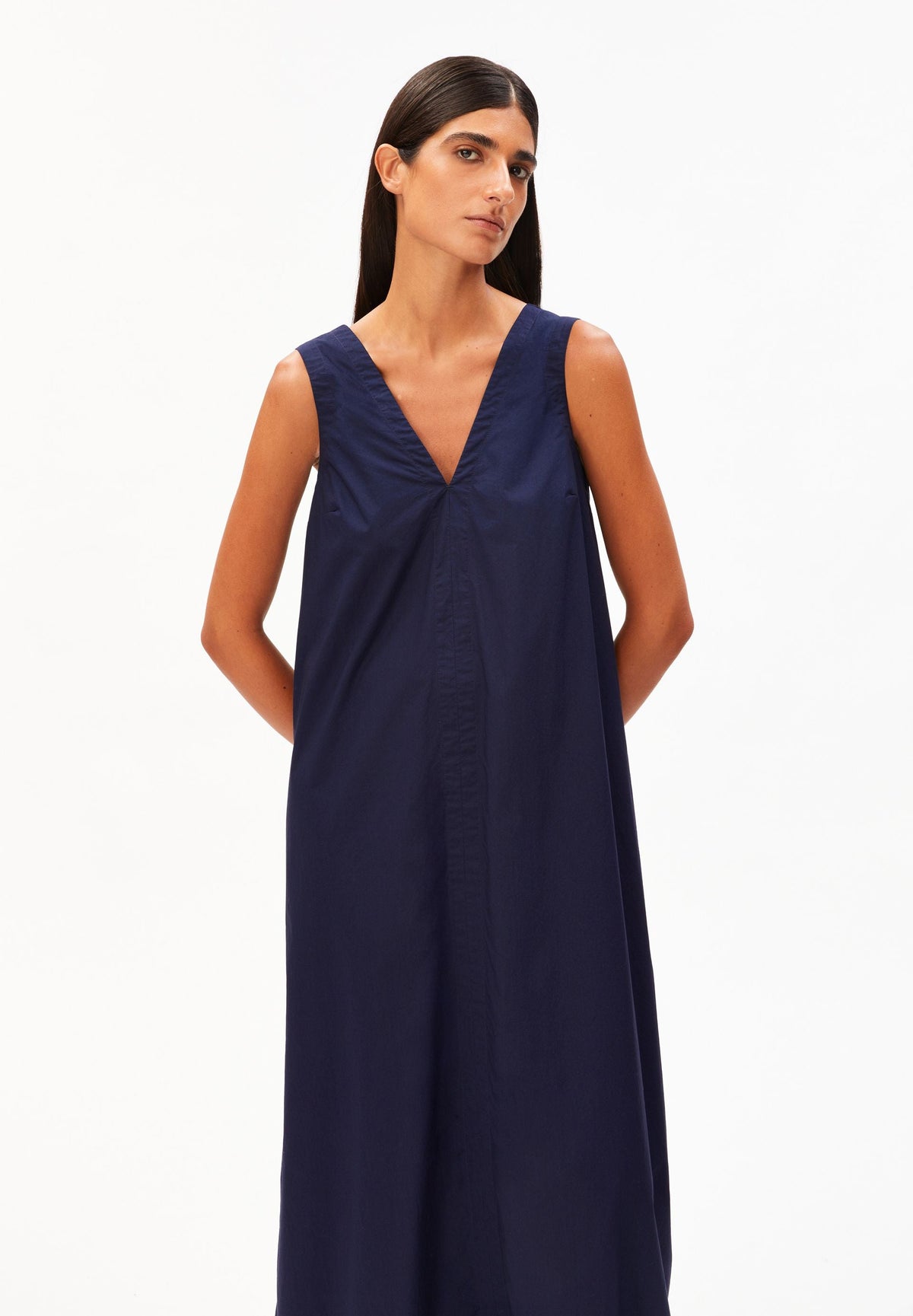 V-Ausschnitt Poplin Maxi-Kleid | Tinted Navy